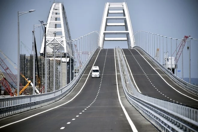 Η γέφυρα των 19 χλμ που ενώνει την Ρωσία με την Κριμαία είναι γεγονός – Την εγκαινίασε ο Β.Πούτιν και ακολούθησαν 14.000 οχήματα σε 12 ώρες